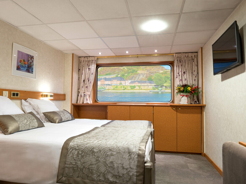 Main Deck 2 Adjustable Twin Beds Cat A